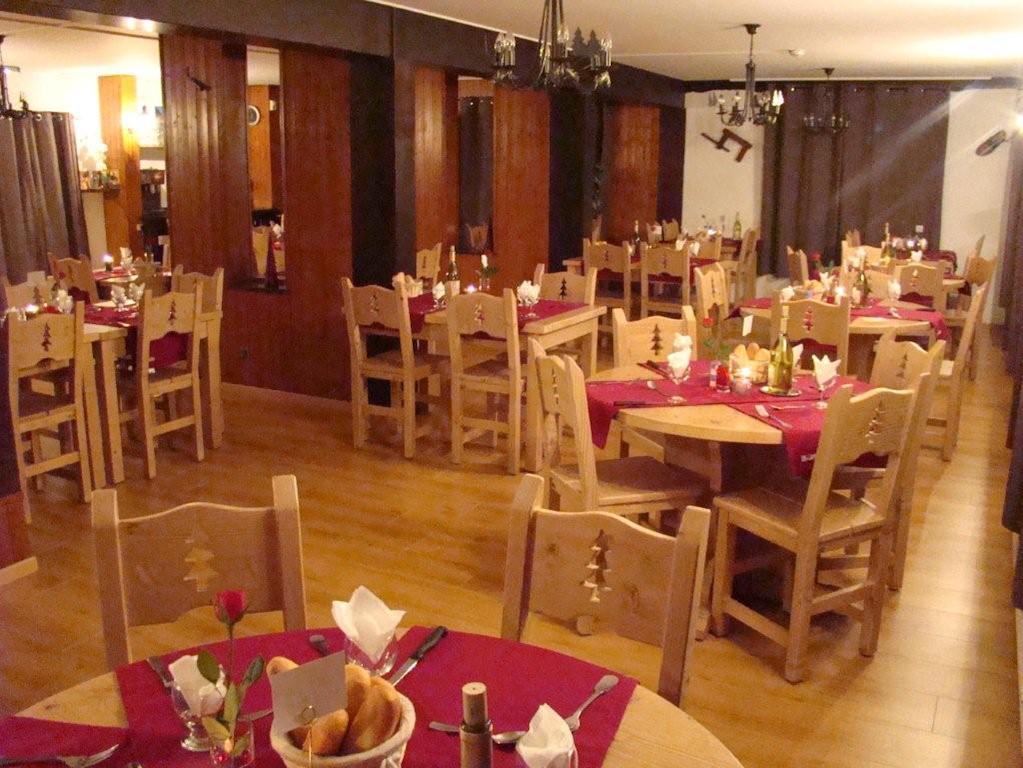 Hotel Les Combelles Châtel Екстериор снимка