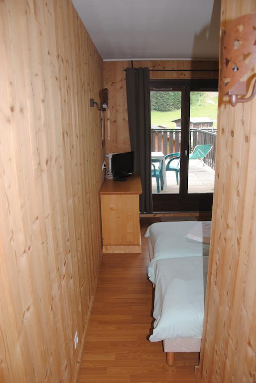 Hotel Les Combelles Châtel Екстериор снимка