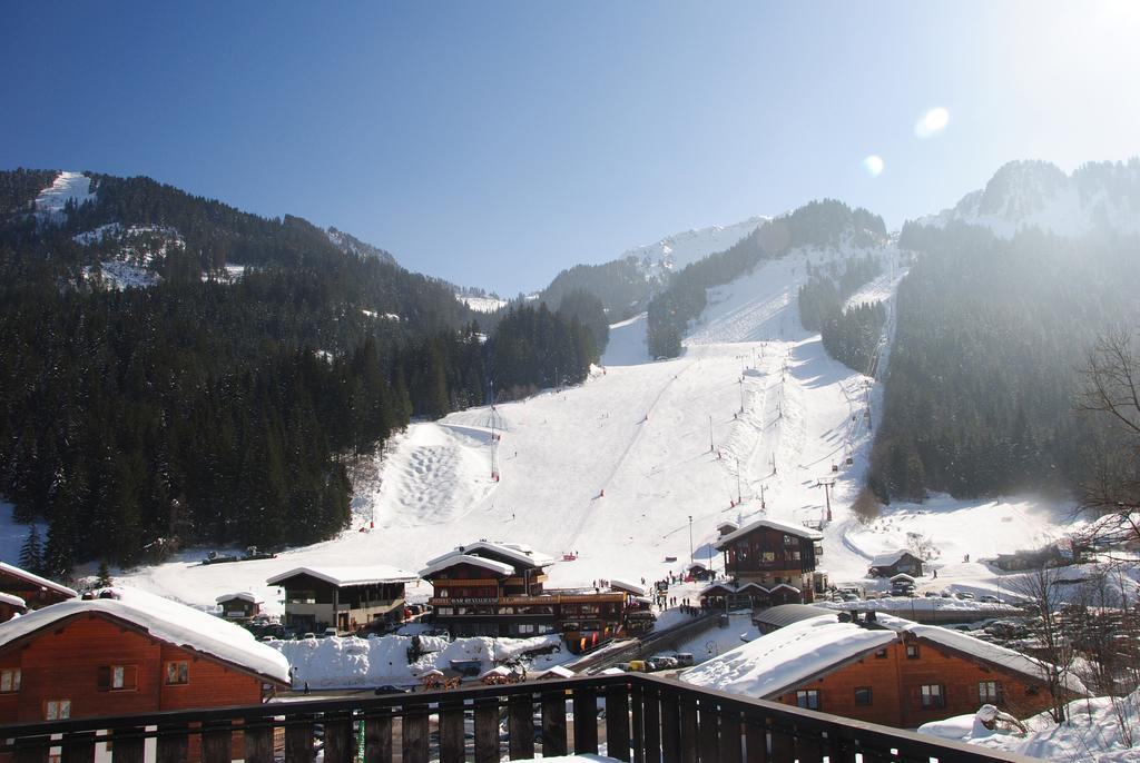 Hotel Les Combelles Châtel Екстериор снимка