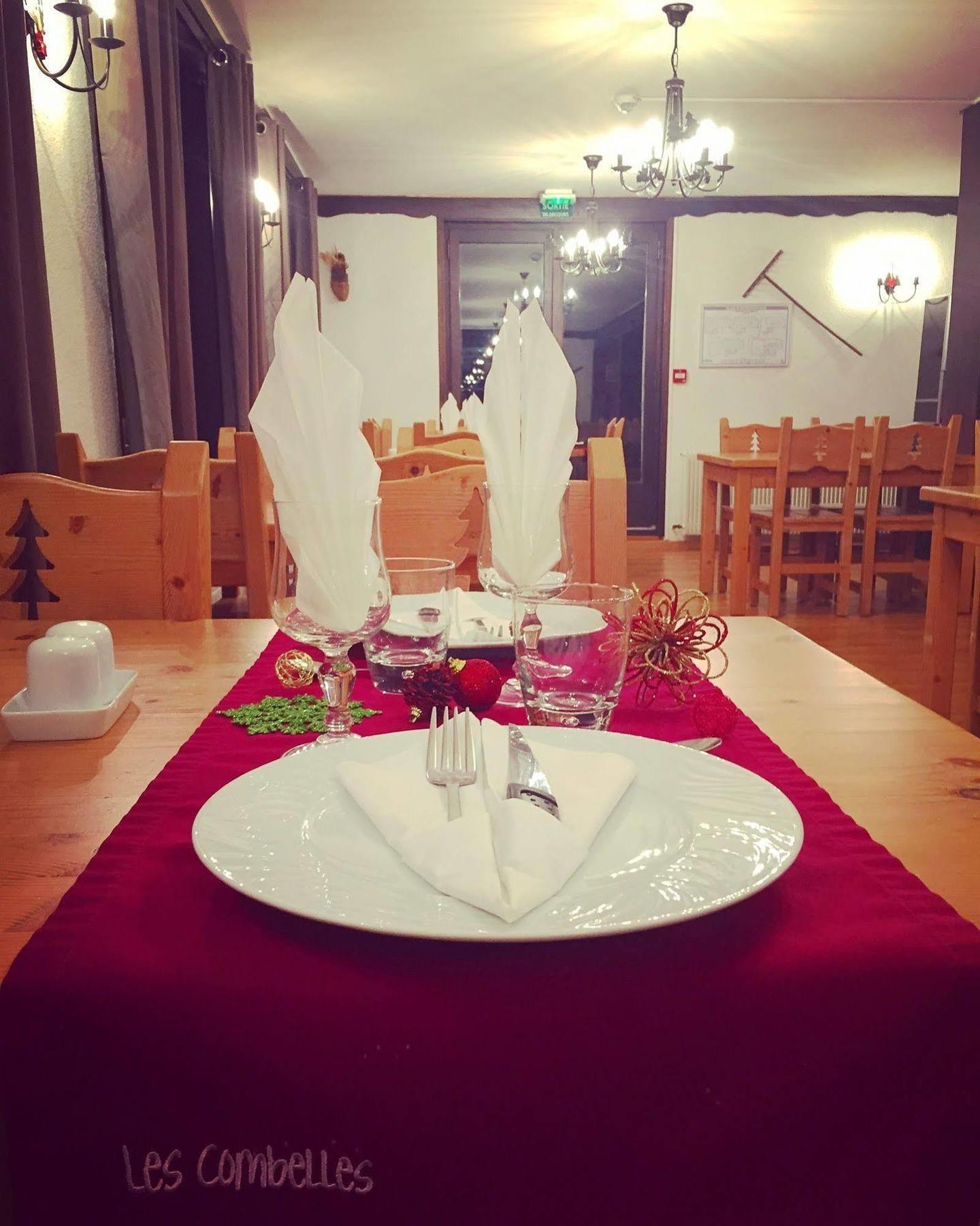 Hotel Les Combelles Châtel Екстериор снимка
