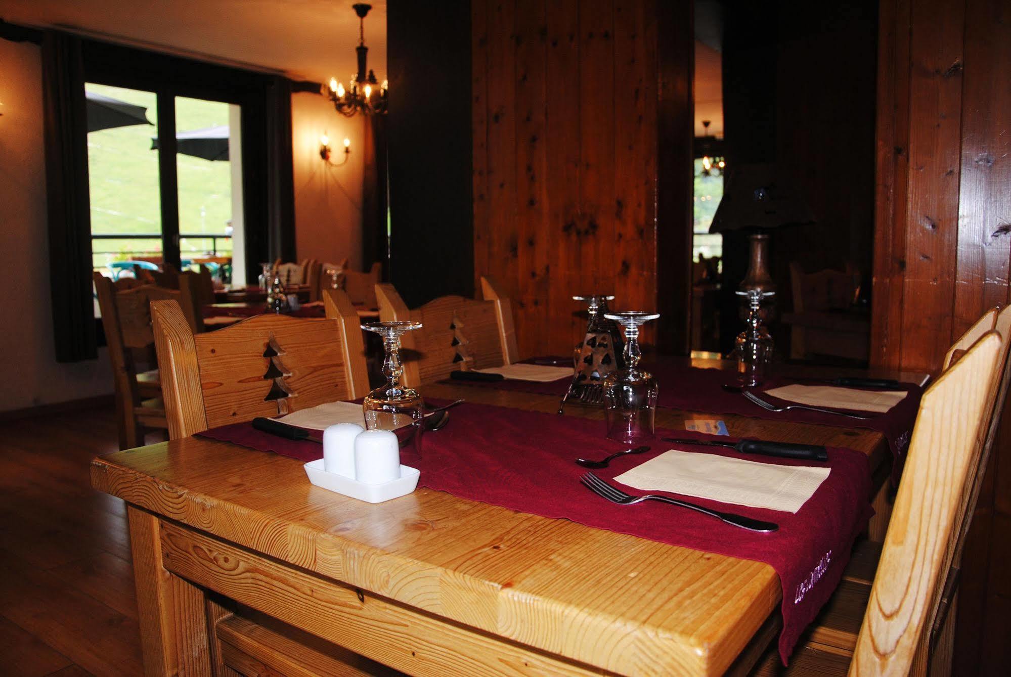 Hotel Les Combelles Châtel Екстериор снимка