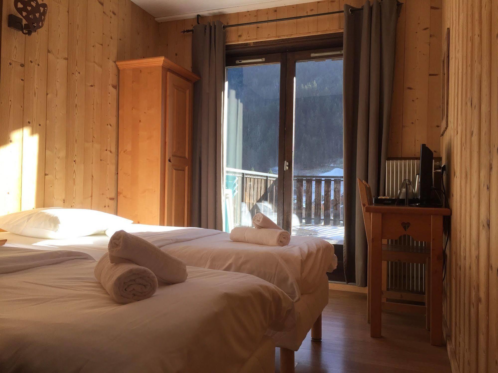 Hotel Les Combelles Châtel Екстериор снимка
