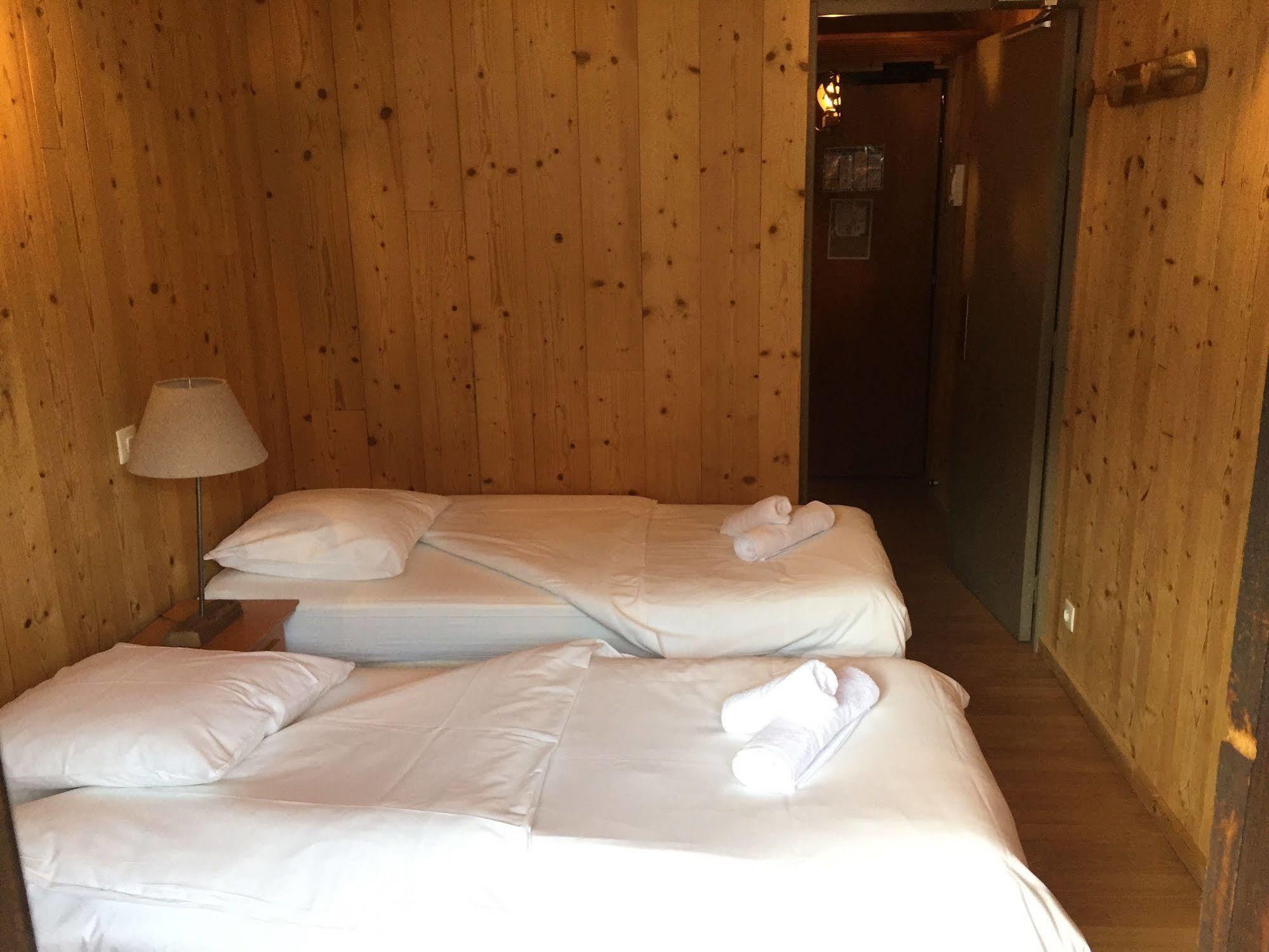 Hotel Les Combelles Châtel Екстериор снимка