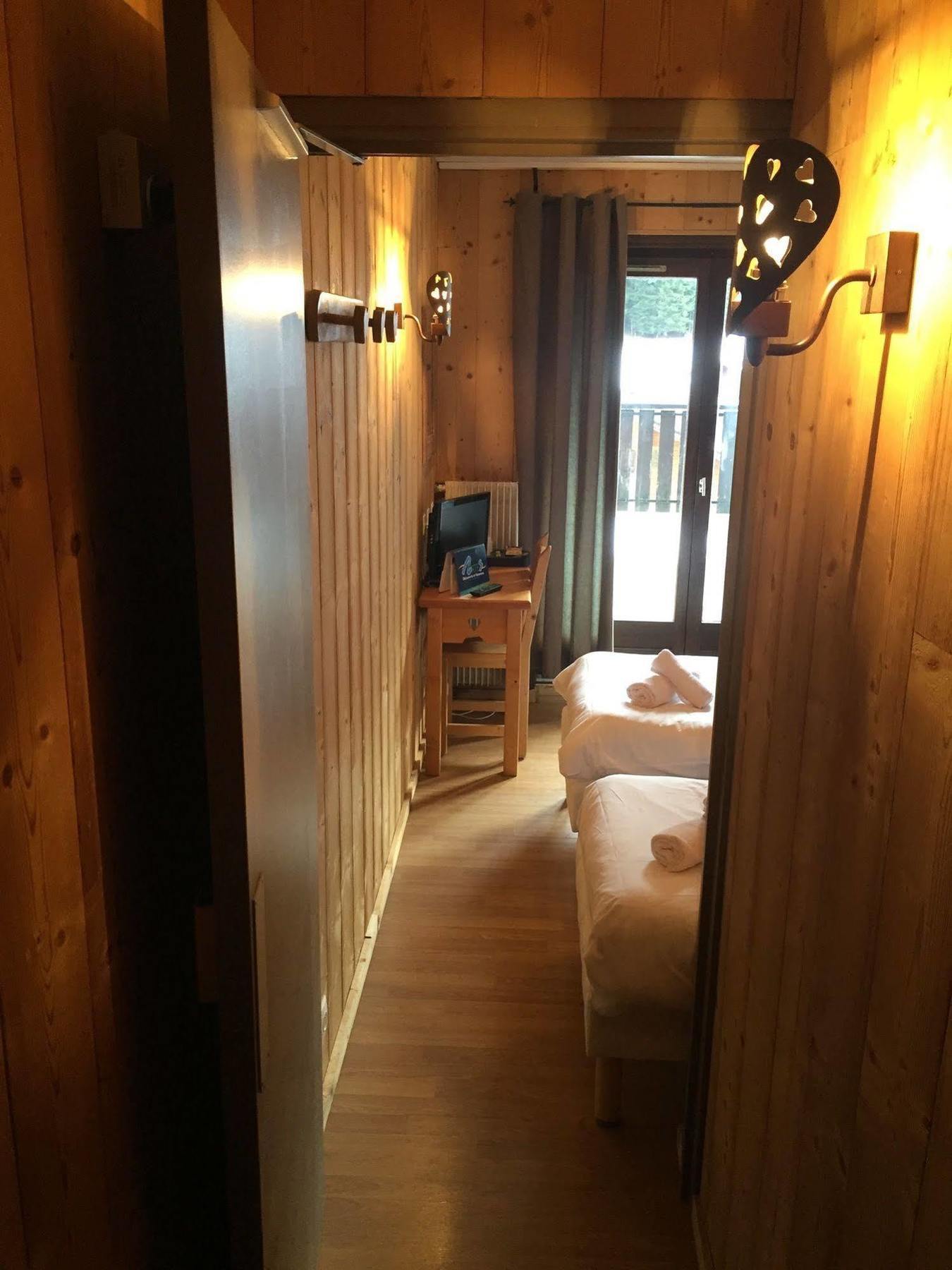 Hotel Les Combelles Châtel Екстериор снимка