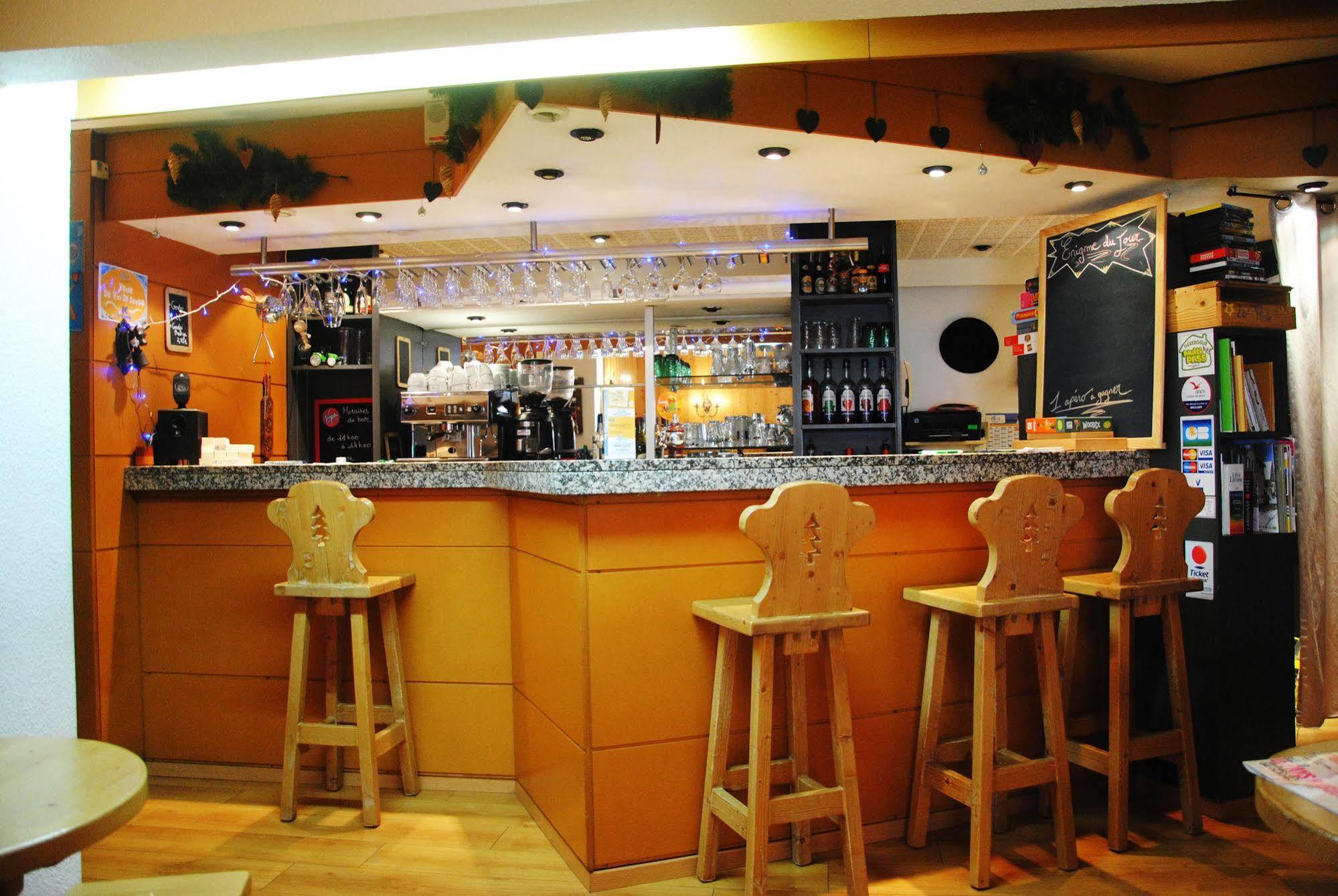Hotel Les Combelles Châtel Екстериор снимка
