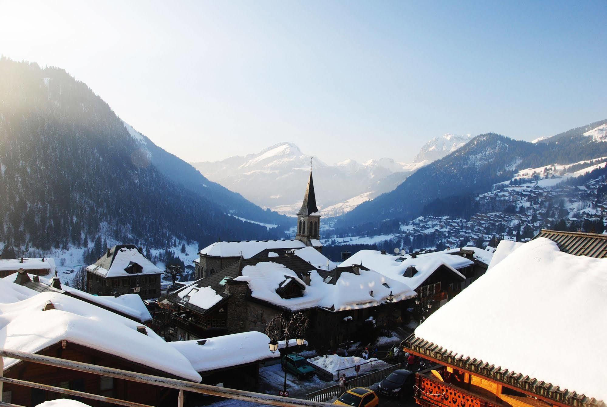 Hotel Les Combelles Châtel Екстериор снимка