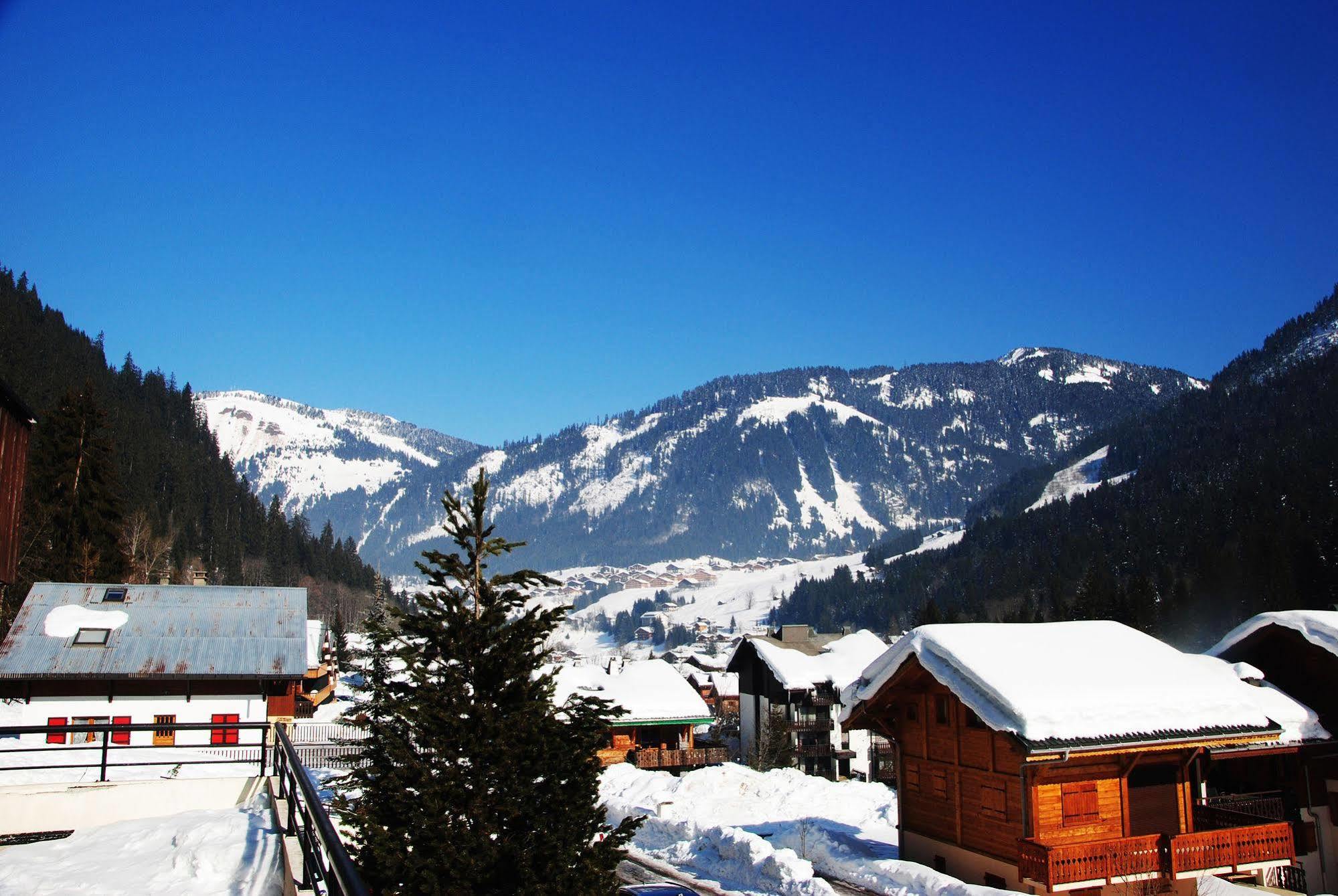 Hotel Les Combelles Châtel Екстериор снимка