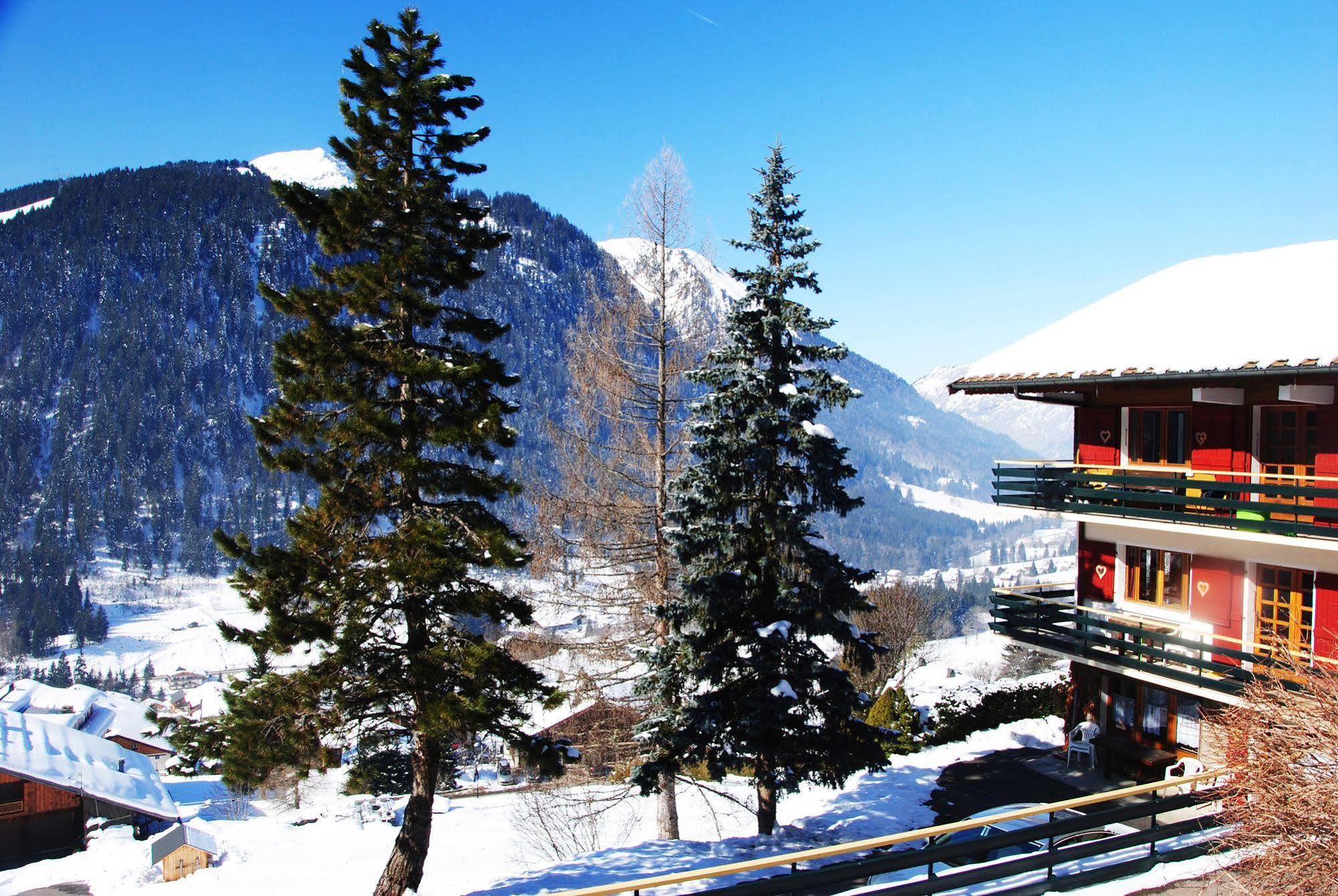 Hotel Les Combelles Châtel Екстериор снимка