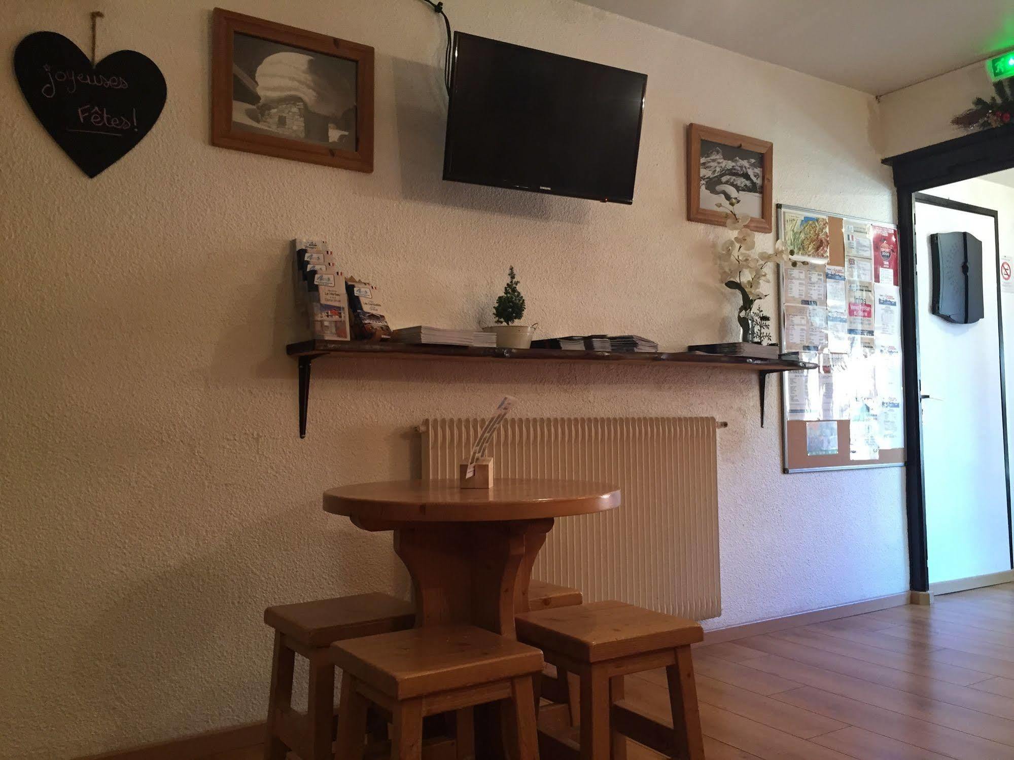 Hotel Les Combelles Châtel Екстериор снимка