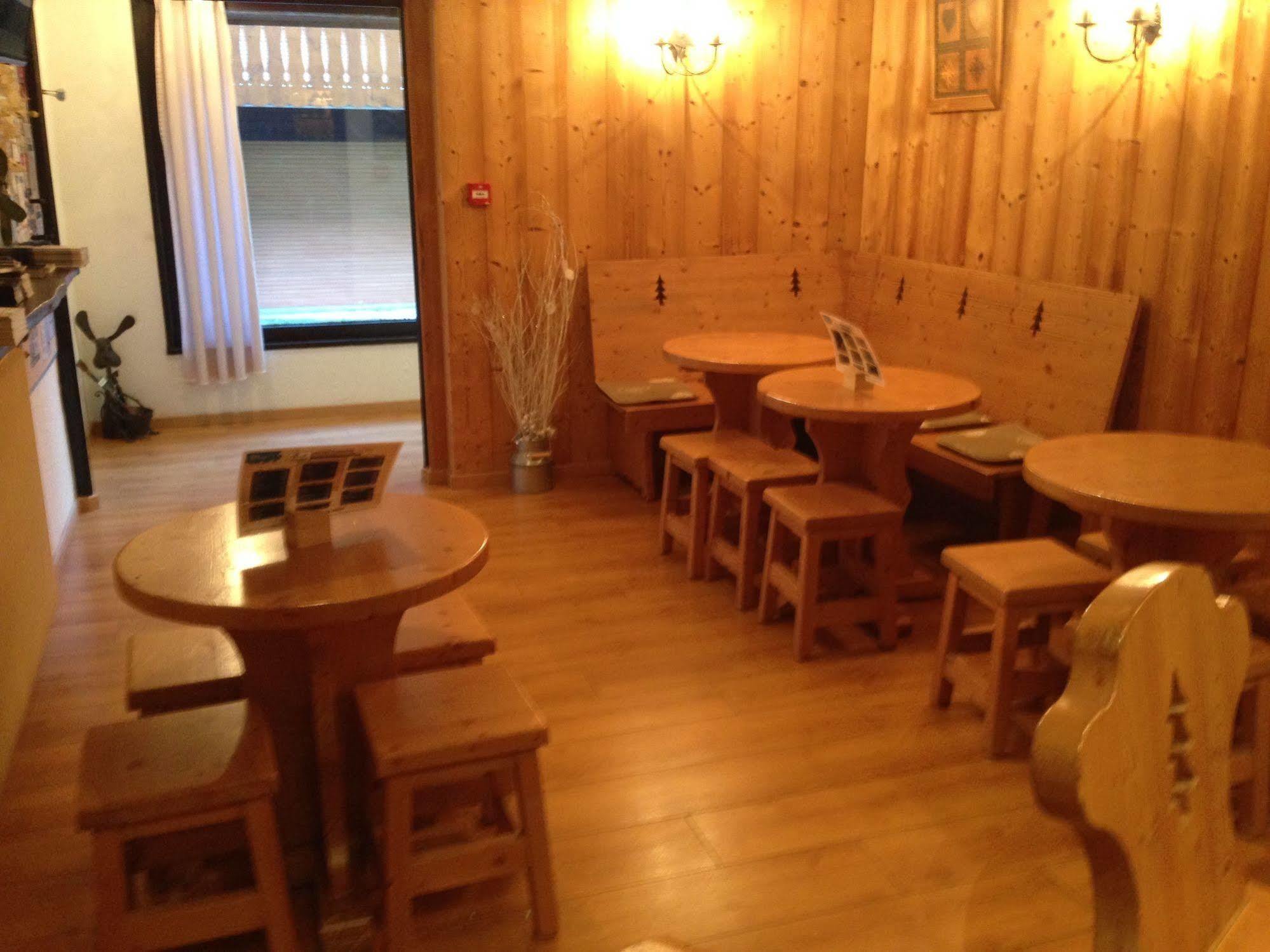 Hotel Les Combelles Châtel Екстериор снимка